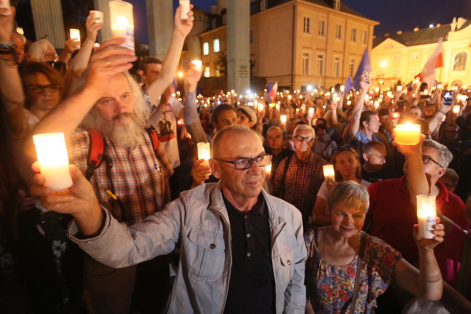 Manifestacja "Łańcuch światła" przed siedzibą Sądu Najwyższego w Warszawie 