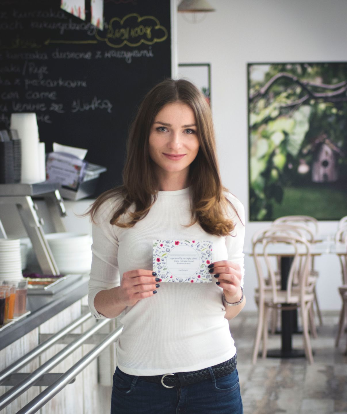Karolina Pacoń, pomysłodawczyni akcji, prezentuje kupon na posiłek 
