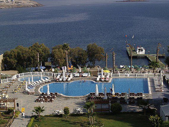 Basen hotelu Golden Age na Wybrzeżu Egejskim w Turcji 