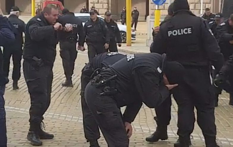 Policjanci płaczą od własnego gazu. Bułgarzy oglądają i płaczą ze śmiechu