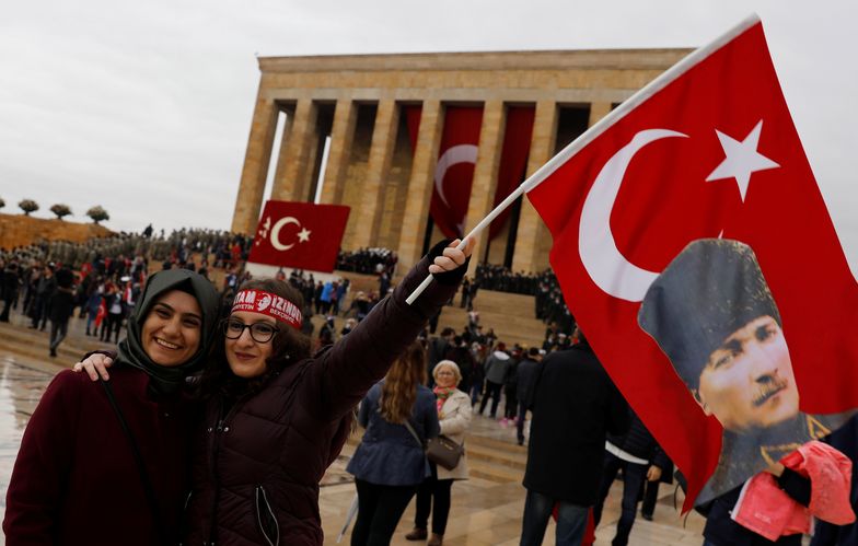 Ludzie świętujący Dzień Republiki w Ankarze