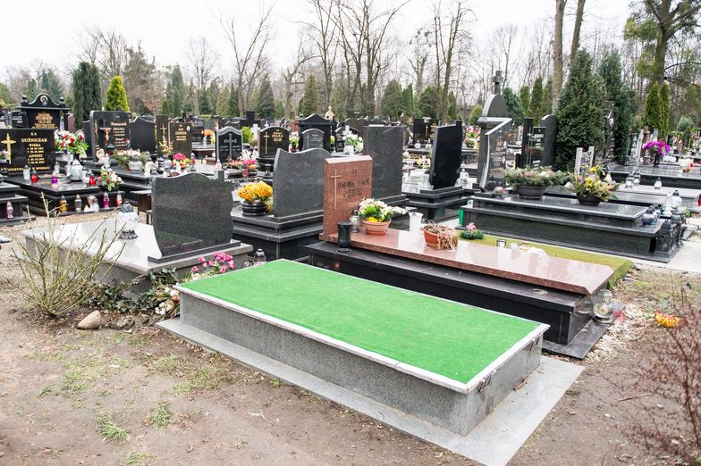 Grób Aleksandry Natalli-Świat na wrocławskim cmentarzu Ducha Świętego po zakończeniu czynności ekshumacyjnych,