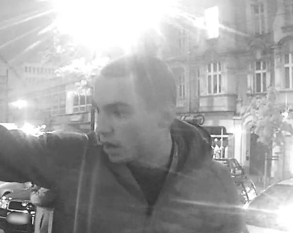 Poznań. Policja publikuje nowe zdjęcia mężczyzn, którzy pobili mieszkańca kamienicy