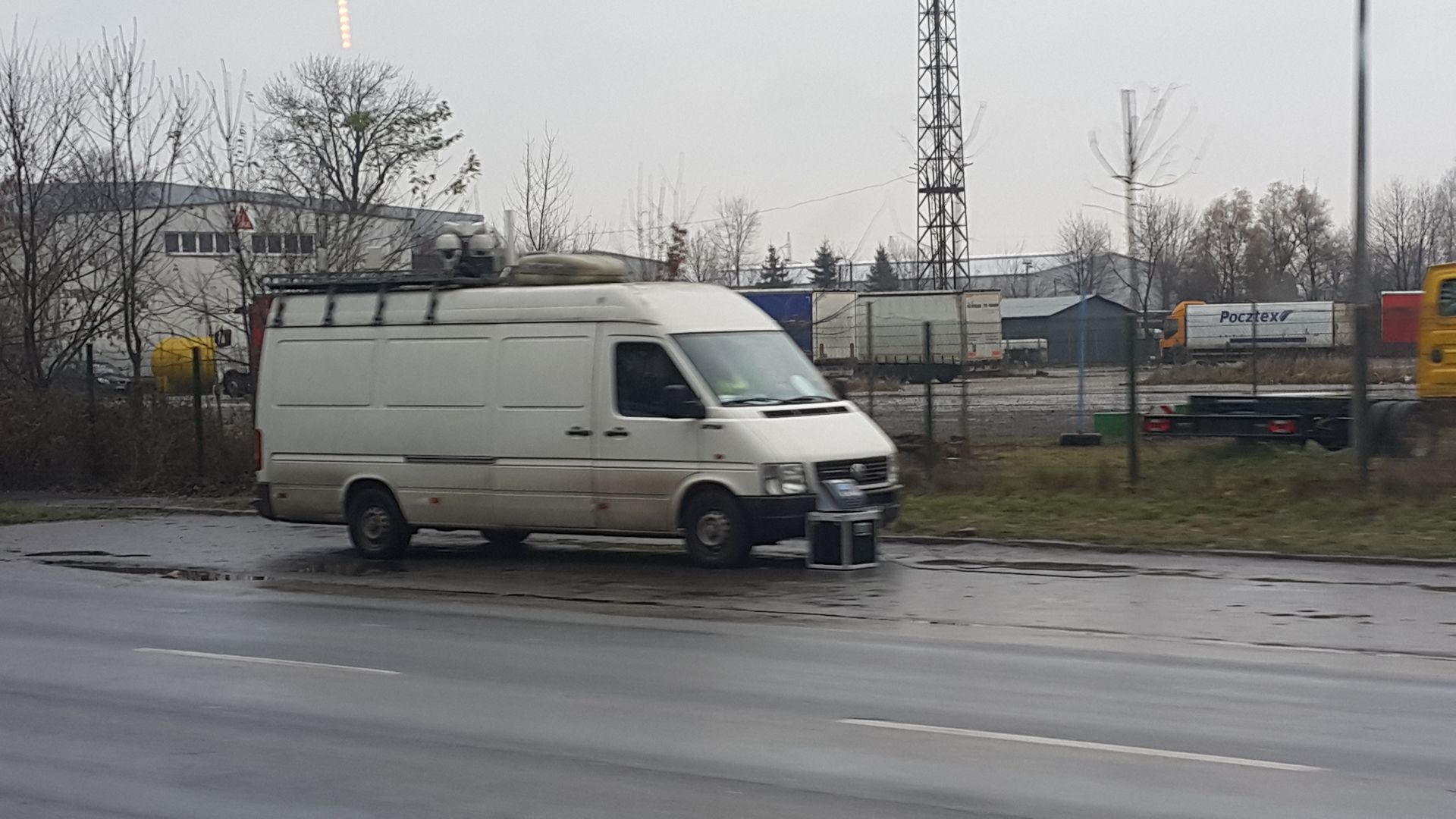 Biały van z nowoczesnym zauważony przez naszego czytelnika.