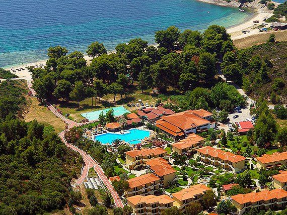 Hotel Poseidon na Półwyspie Chalkidiki leży bardzo blisko plaży z łagodnym wejściem do morza