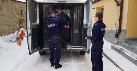 Potrącił pieszego i staranował radiowóz. Sąd aresztował 71-latka