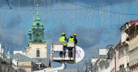 Świąteczna iluminacja znika z Warszawy. Służby rozpoczęły demontaż dekoracji