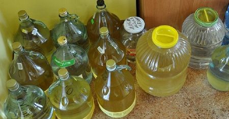 Przedsiębiorcze "bimbrowniczki". 500 litrów zacieru i 400 gotowego alkoholu