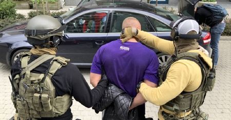 Warszawa. Kilkaset porcji narkotyków w krzakach przed blokiem. Dwóch zatrzymanych