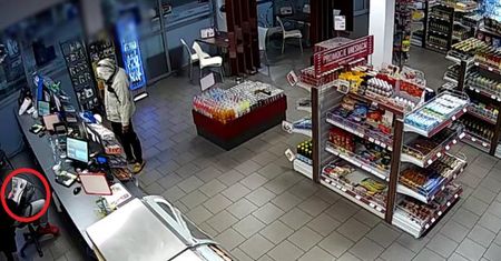 Nagranie z napadu robi furorę. Pracownik zachował zimną krew: nie przeszkadzaj mi, bo czytam gazetę