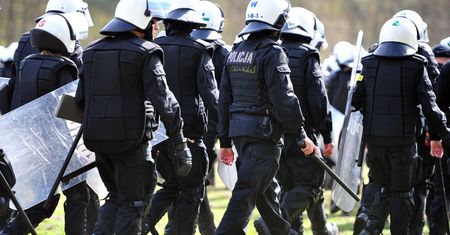 Nowe fakty ws. pobicia policjantów. "Jeden wyleciał na klatkę razem z drzwiami"