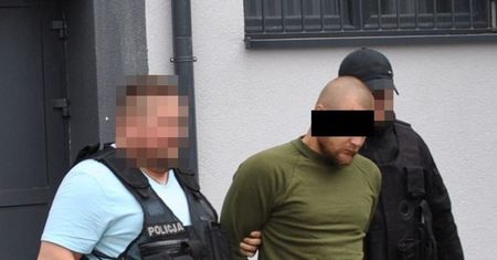 W ataku szału rzucił się z siekierą na policjantów. Krzyczał, że ich "zarąbie"