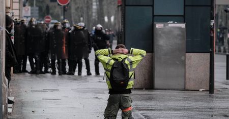 Francuzi zaniepokojeni sytuacją w kraju. "Trwa kryzys społeczny"