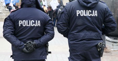 Ojciec uprowadził dziecko. Zdesperowana matka jechała dwa kilometry na masce jego auta