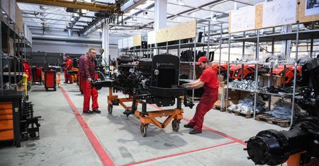 Produkcja przemysłowa broni się przed spadkiem. Dane GUS lepsze od prognoz