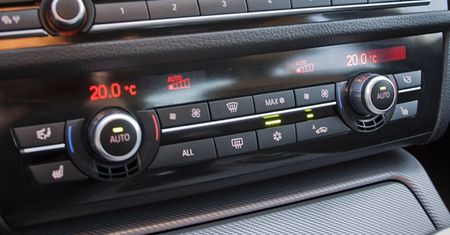 Włochy: wysoki mandat za włączoną klimatyzację w zaparkowanym aucie