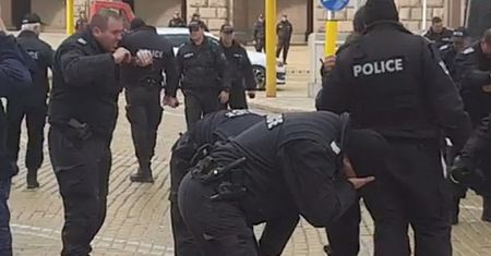 Policjanci płaczą od własnego gazu. Bułgarzy oglądają i płaczą ze śmiechu