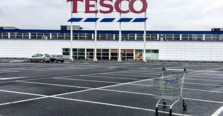 Tesco od kilku lat zamyka w Polsce sklepy i traci rynek. Co poszło nie tak?