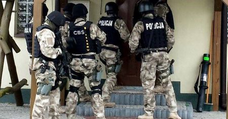 Policja zapuka do drzwi internautów