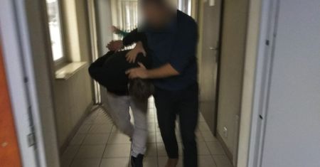 Powybijał szyby w 21 samochodach. Usłyszał zarzuty