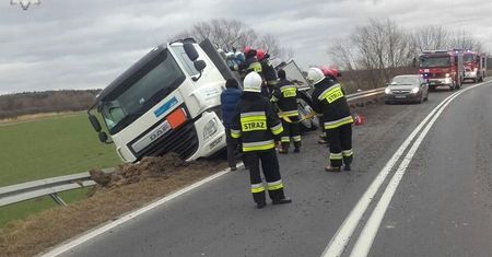 Wiatr zdmuchnął ciężarówkę. Auto przewoziło butle z gazem