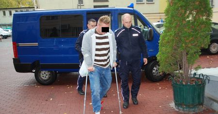 Rzucił się na ciężarną kobietę w windzie. "Bił pięściami po twarzy i klatce piersiowej"