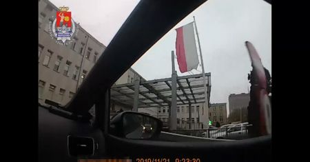 Warszawa. Policjanci eskortowali rodzącą kobietę do szpitala