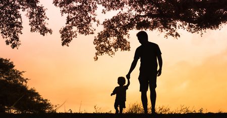 Sondaż. Czy Polacy popierają adopcję dzieci przez gejów?