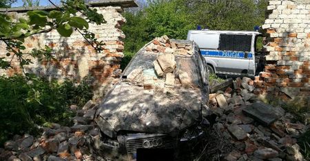 Kierowca Audi przebił mur klasztoru. Szuka go policja