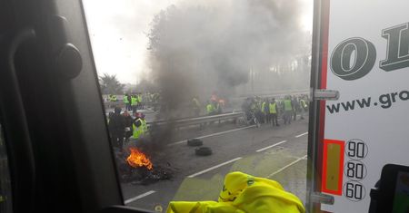 Żółte kamizelki we Francji. Wandalizm, korki i potężny chaos