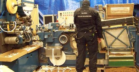 Zlikwidowali fabrykę i magazyn nielegalnych papierosów. Straty Skarbu Państwa idą w miliony