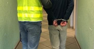 Postawiono zarzuty 29-latkowi za podpalenie aut koktajlem Mołotowa
