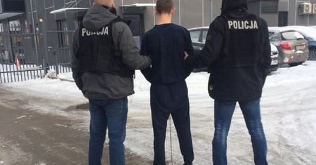 Policja znalazła zwłoki w wersalce. Lokator staruszki podejrzany o zabójstwo