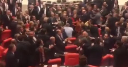 Turcja. Bójka w parlamencie. Poszło o wojnę w Syrii