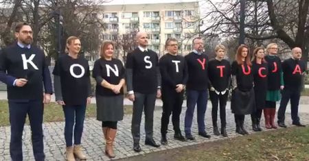 Sędziowie zakpili sobie z "zakazu koszulkowego" KRS