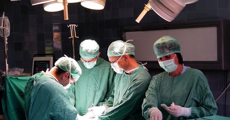 Chiny: Mężczyzna został przebity przez robota w dziesięciu miejscach. Przeżył