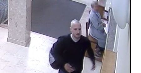 Policja szuka mężczyzny okradającego kościoły. Podejrzany zmieniał wygląd