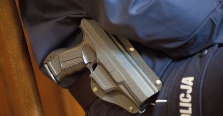 Tragedia na komendzie w Bartoszycach. Policjant się postrzelił