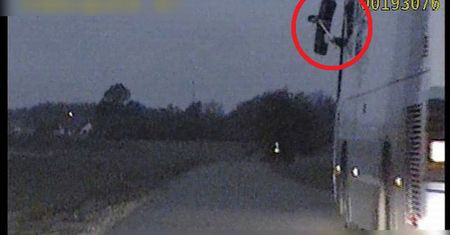 Wrocław. Miotłą trzymał lusterko. Dostał tysiąc zł mandatu