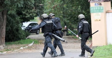 Godziszewo. Policjanci wkroczyli do budynku