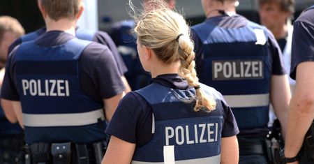 Alkohol, wymachiwanie bronią i publiczne oddawanie moczu. Policjanci odesłani do domu