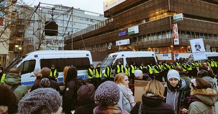 Wkurzone kobiety pod siedzibą PiS. Czarny Piątek trwa