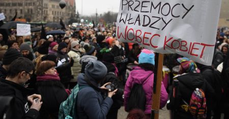 Martwy noworodek w Odrze i projekt ustawy, który wraca do Sejmu. To ma wspólny mianownik
