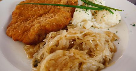 Schabowy dla posła. Kotlet za 12 złotych budzi oburzenie