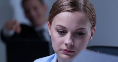 Dyskryminacja płacowa to fakt. Kobiety zarabiają mniej, a uczyć muszą się dłużej