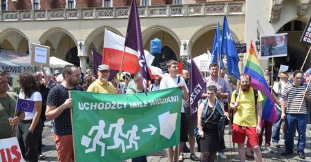 Nowy sondaż. Polacy chcą referendum ws. uchodźców