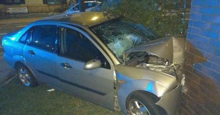 Śląskie. Pijany kierowca samochodem staranował ogrodzenie