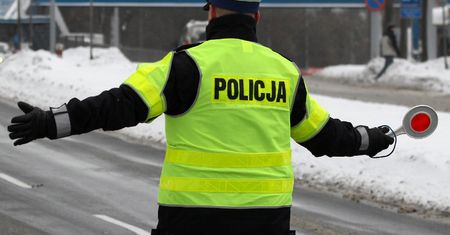 Podkarpacie. Pijany syn gonił ciągnikiem pijanego ojca w oplu