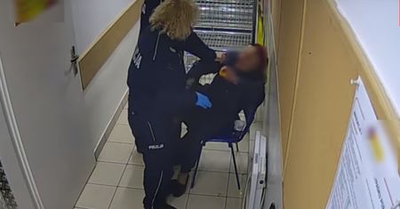 Bulwersujące sceny we Wrocławiu. Policjanci pobili emerytkę, bo przyłapano ją na kradzieży jedzenia