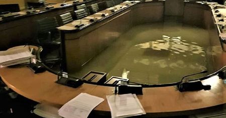 Wenecja. Radni odrzucili uchwałę ws. ochrony klimatu. Po chwili sala obrad została zalana